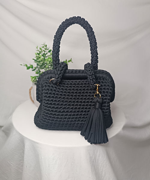 sac crochet elegance noir pompon takiri